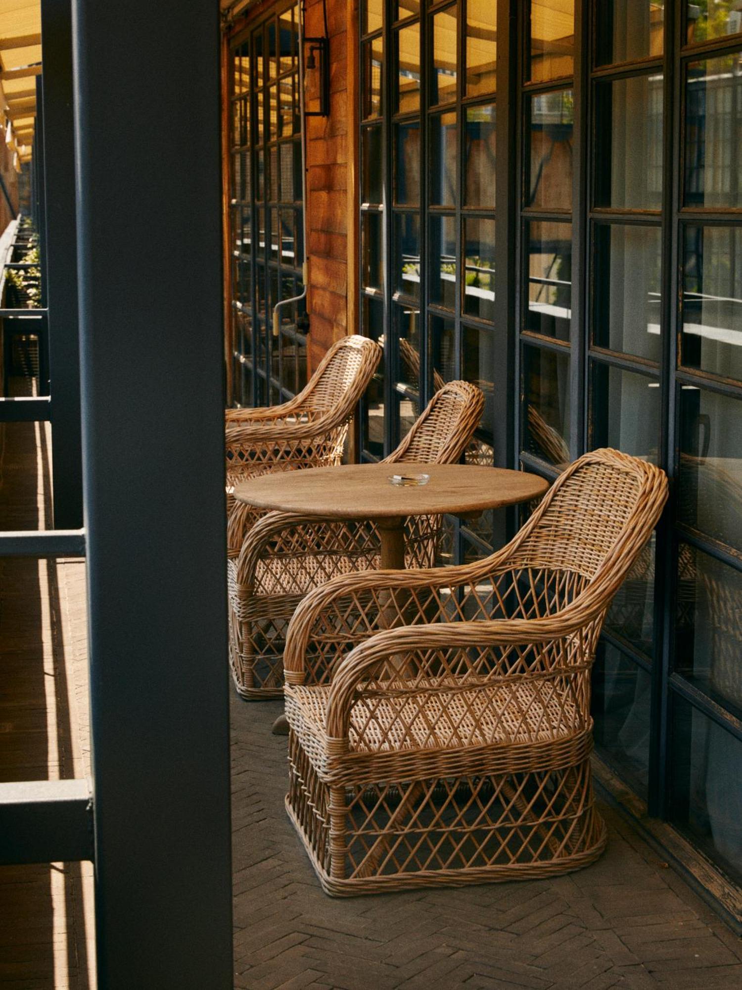 Rooms Hotel Tbilisi Eksteriør billede A rattan chair