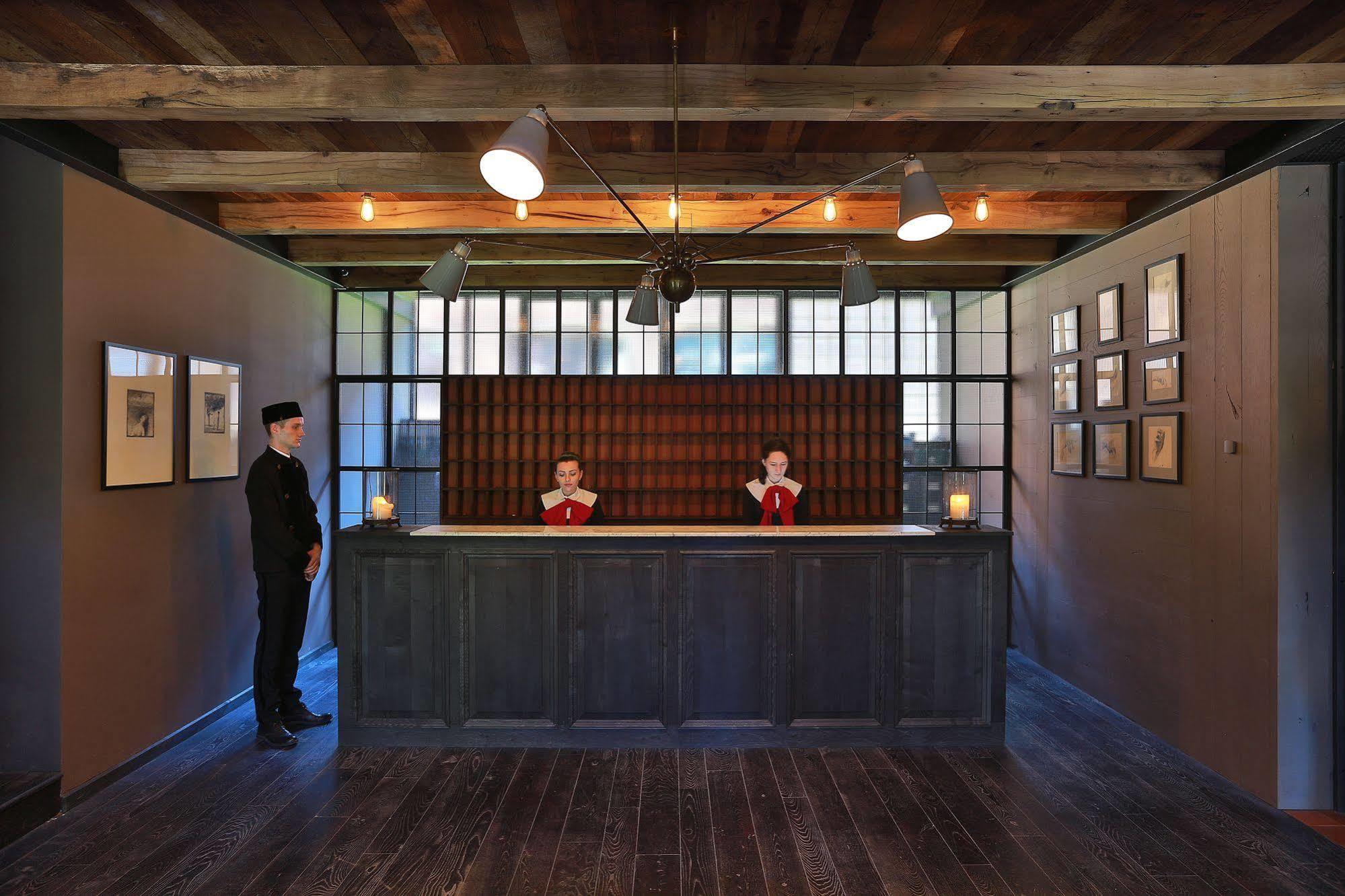 Rooms Hotel Tbilisi Eksteriør billede The reception desk at the 21 Club
