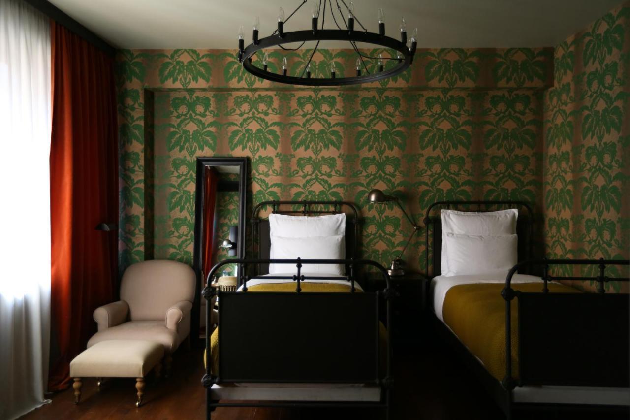 Rooms Hotel Tbilisi Eksteriør billede A room at the Hotel de Matignon